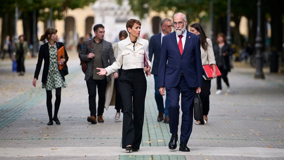 La presidenta del Gobierno de Navarra, María Chivite y el consejero de Salud Fernando Domínguez comparecen en comisión del Parlamento. PABLO LASAOSA