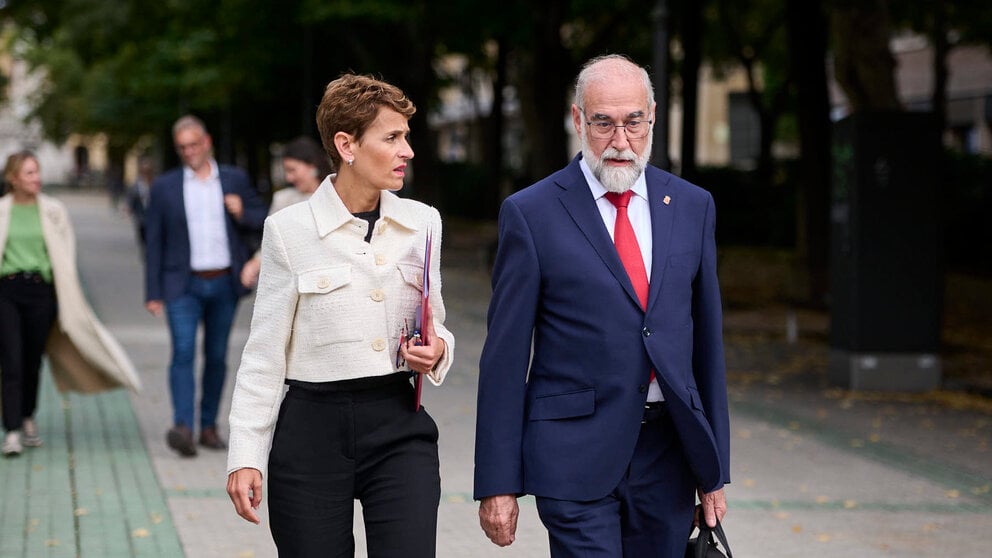 La presidenta del Gobierno de Navarra, María Chivite y el consejero de Salud Fernando Domínguez comparecen en comisión del Parlamento. PABLO LASAOSA