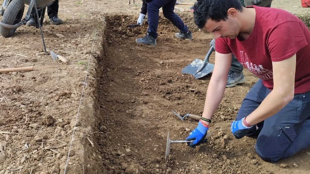 Un estudiante de la Universidad de Navarra trabajando en un yacimiento arqueológico. CEDIDA