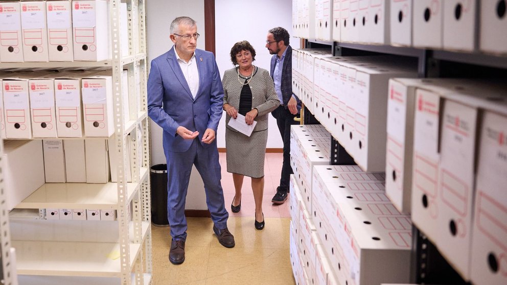 En primer plano el vicepresidente Taberna y la presidenta del TAN. Al fondo el director general Joseba Asiáin. GOBIERNO DE NAVARRA