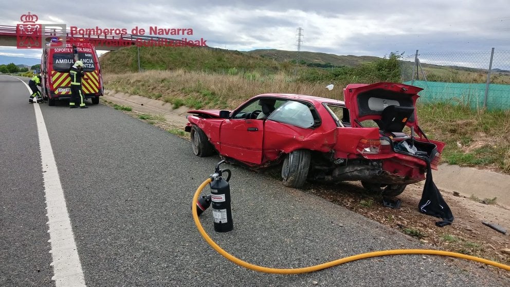 Imagen del lugar del accidente en el que han resultado heridas tres personas. BOMBEROS DE NAVARRA