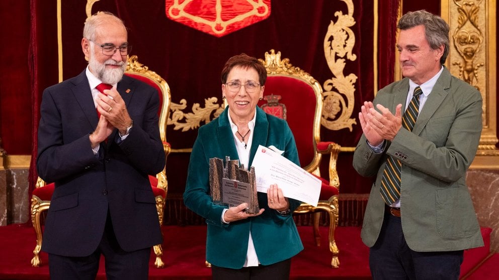 De izquierda a derecha: el consejero de Salud, Fernando Domínguez; la galardonada, María Pilar Arroyo, y el presidente del Colegio de Médicos, Rafael Teijeira. GOBIERNO DE NAVARRA