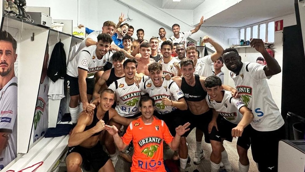 Los jugadores del Tudelano celebran una victoria de su equipo en el vestuario. CD Tudelano.