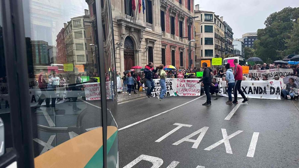 Los manifestantes han cortado el tráfico en pleno centro de Pamplona. IRANZU LARRASOAÑA