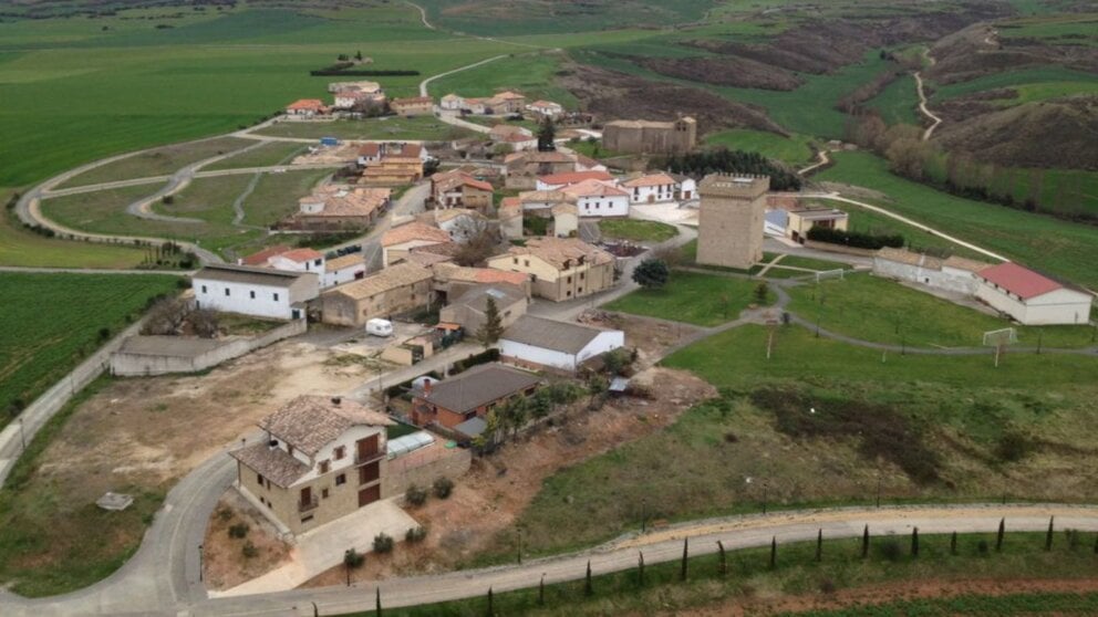 Vista del pueblo de Olcoz con su torre medieval. AYUNTAMIENTO DE BIURRUN-OLCOZ