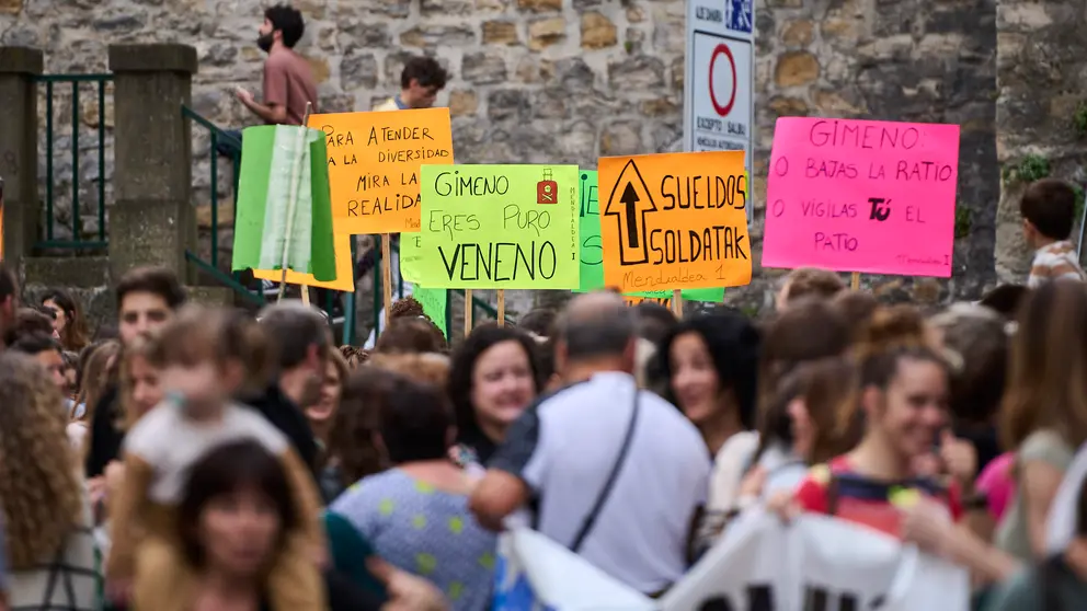 Concentración en el marco de la huelga convocada por los sindicatos de la educación pública navarra frente al departamento de Educación. PABLO LASAOSA