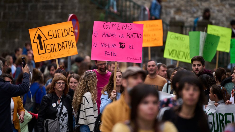 Concentración en el marco de la huelga convocada por los sindicatos de la educación pública navarra frente al departamento de Educación. PABLO LASAOSA