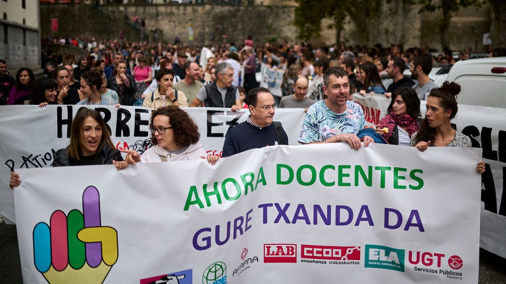 Concentración en el marco de la huelga convocada por los sindicatos de la educación pública navarra frente al departamento de Educación. PABLO LASAOSA