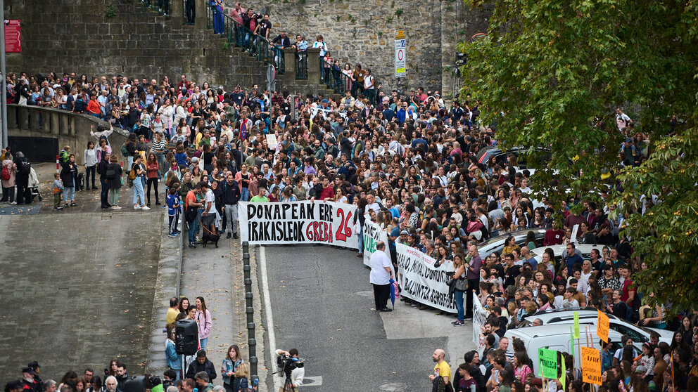 Concentración en el marco de la huelga convocada por los sindicatos de la educación pública navarra frente al departamento de Educación. PABLO LASAOSA