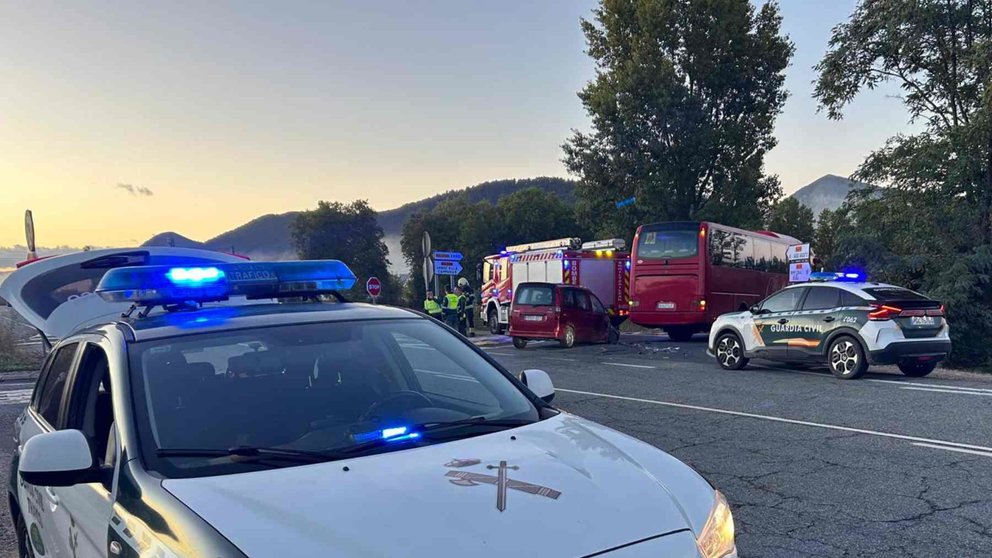 El autobús y el coche siniestrado entre los vehículos de la Guardia Civil. GUARDIA CIVIL