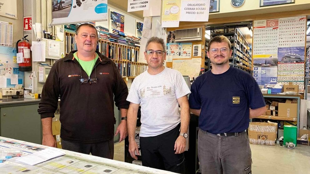 Juanjo Bernal, en el centro de la imagen, junto a sus empleados Jorge y Pablo en la tienda auto recambios Atlantic de Pamplona. Navarra.com