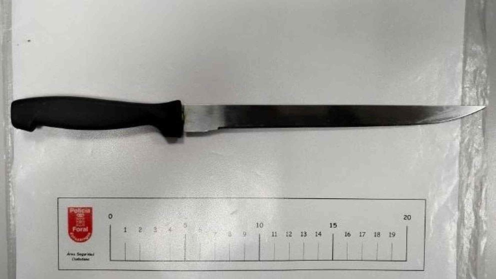 Cuchillo que se le incautó a uno de los detenidos en la reyerta de Mendillorri. POLICÍA FORAL