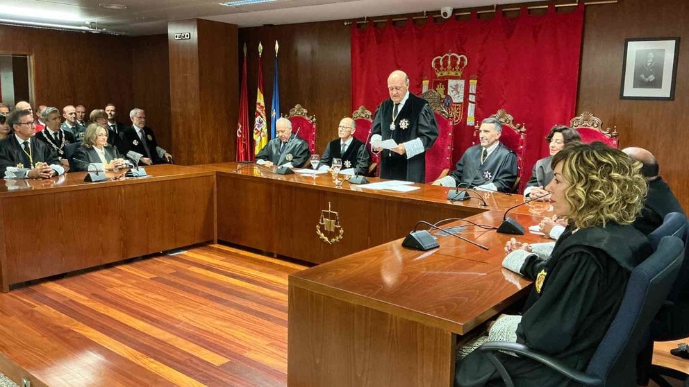 El presidente del TSJN, Joaquín Galve se dirige a la sala en la apertura del año judicial. TSJN