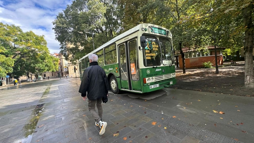 Una villavesa antigua estacionada en la calle Bosquecillo como muestra de los actos de celebración de los 25 años del Transporte Urbano Comarcal de Pamplona.