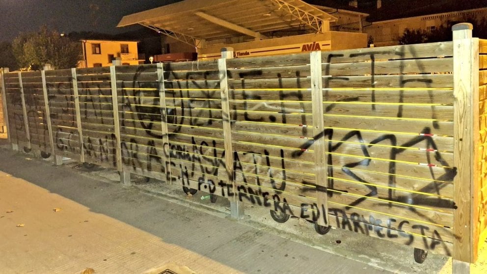 Aparecen pintadas proetarras en Puente la Reina. UPN