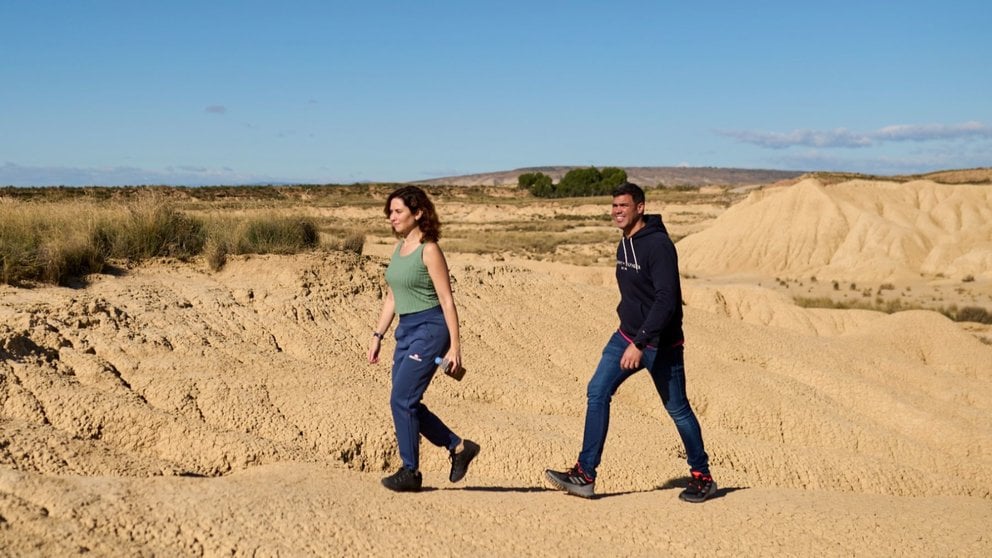 La presidenta de la Comunidad de Madrid, Isabel Díaz Ayuso, y el presidente del Partido Popular en Navarra, Javier García, en una visita a las Bardenas Reales. PARTIDO POPULAR DE NAVARRA