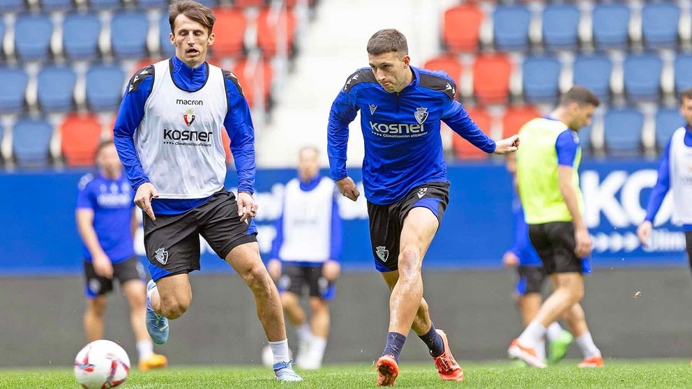 Ante Budimir y Abel Bretones durante un entrenamiento en el estadio de El Sadar. CA Osasuna.