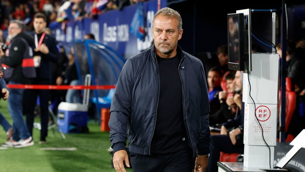 El entrenador del Barcelona, Hans-Dieter Flick, antes del partido de LaLiga en Primera División que CA Osasuna y FC Barcelona disputan este sábado en el estadio de El Sadar, en Pamplona. EFE/Villar López