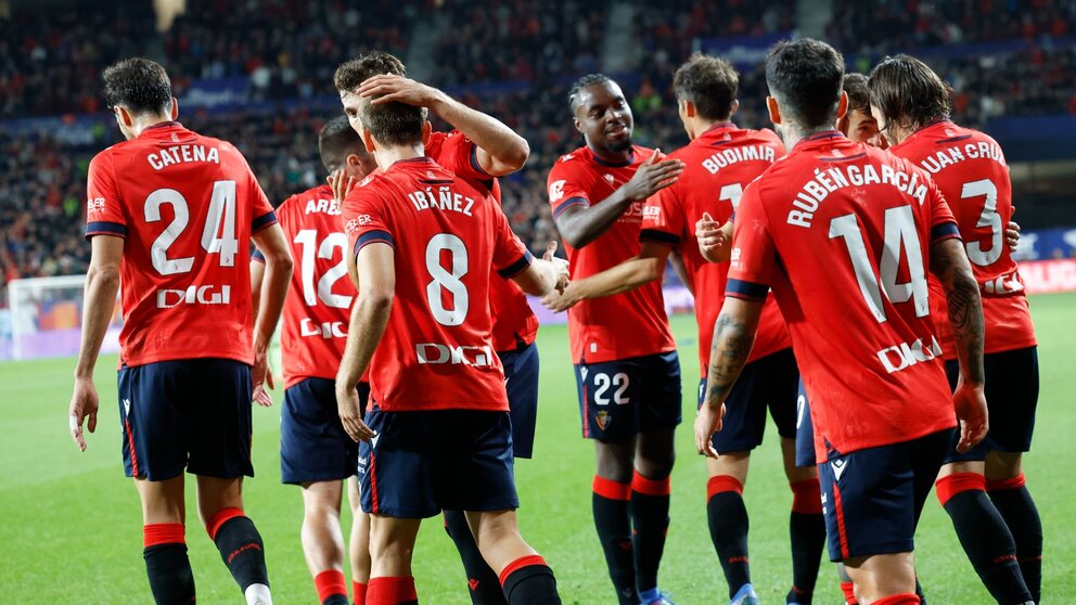 Los jugadores de Osasuna celebran tras marcar ante el Barcelona, durante el partido de LaLiga en Primera División que CA Osasuna y FC Barcelona disputan este sábado en el estadio de El Sadar, en Pamplona. EFE/Villar López