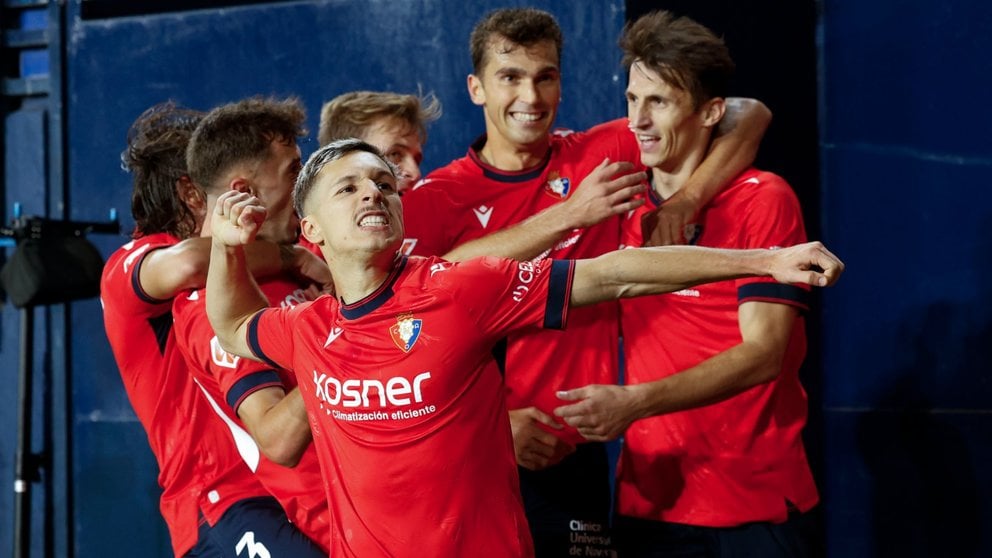 El delantero de Osasuna Bryan Zaragoza celebra el gol ante el Barcelona, durante el partido de LaLiga en Primera División que CA Osasuna y FC Barcelona disputan este sábado en el estadio de El Sadar, en Pamplona. EFE/Iñaki Porto