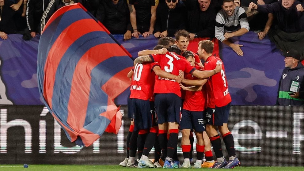 Los jugadores de Osasuna celebran el tercer gol ante el Barcelona, durante el partido de LaLiga en Primera División que CA Osasuna y FC Barcelona disputan este sábado en el estadio de El Sadar, en Pamplona. EFE/Villar López