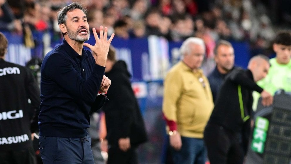 PAMPLONA, 28/09/2024.- El entrenador de Osasuna, Vicente Moreno, durante el partido de LaLiga en Primera División que CA Osasuna y FC Barcelona han disputado este sábado en el estadio de El Sadar, en Pamplona. EFE/Iñaki Porto