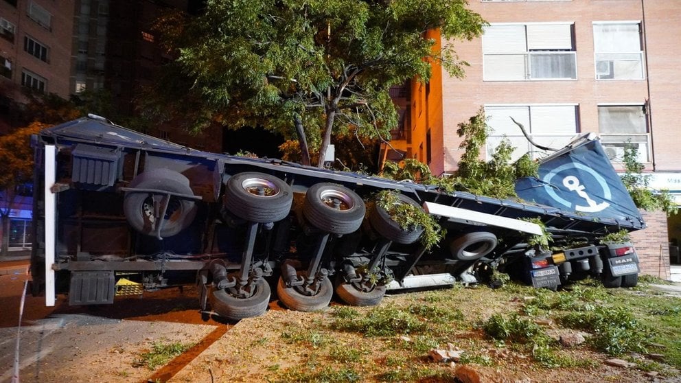 Un camión empotrado contra un edificio tras un accidente con múltiples vehículos implicados en la ciudad de Lleida - AJUNTAMENT DE LLEIDA