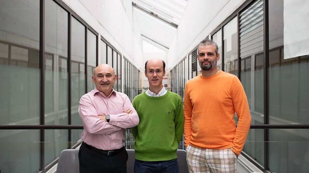 Los investigadores de la UPNA que han desarrollado el biosensor, Ignacio Matías, Ignacio del Villar y Dayron Armas - UPNA