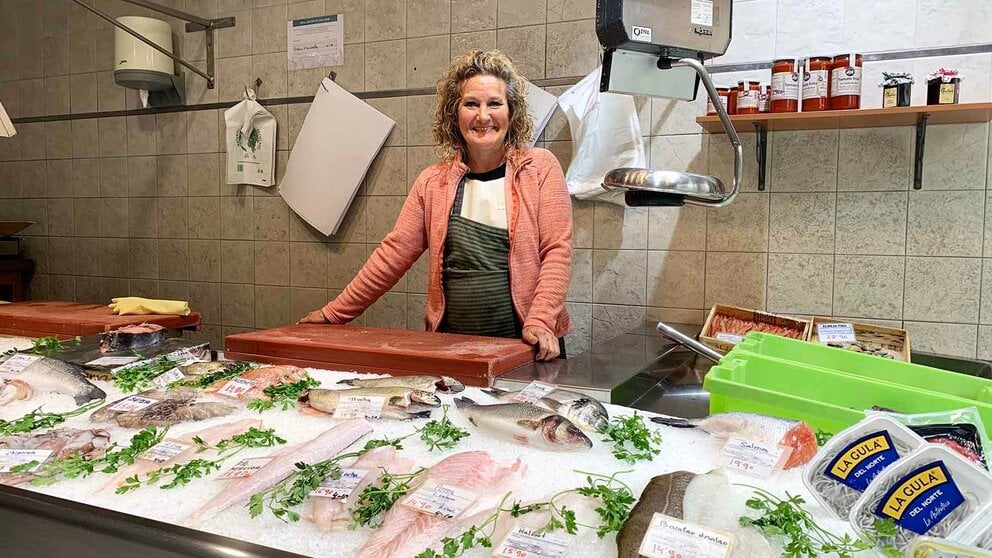 Luisa Piñar Gilabert en su pescadería de la calle Pico de Ori 4 en Pamplona. Navarra.com