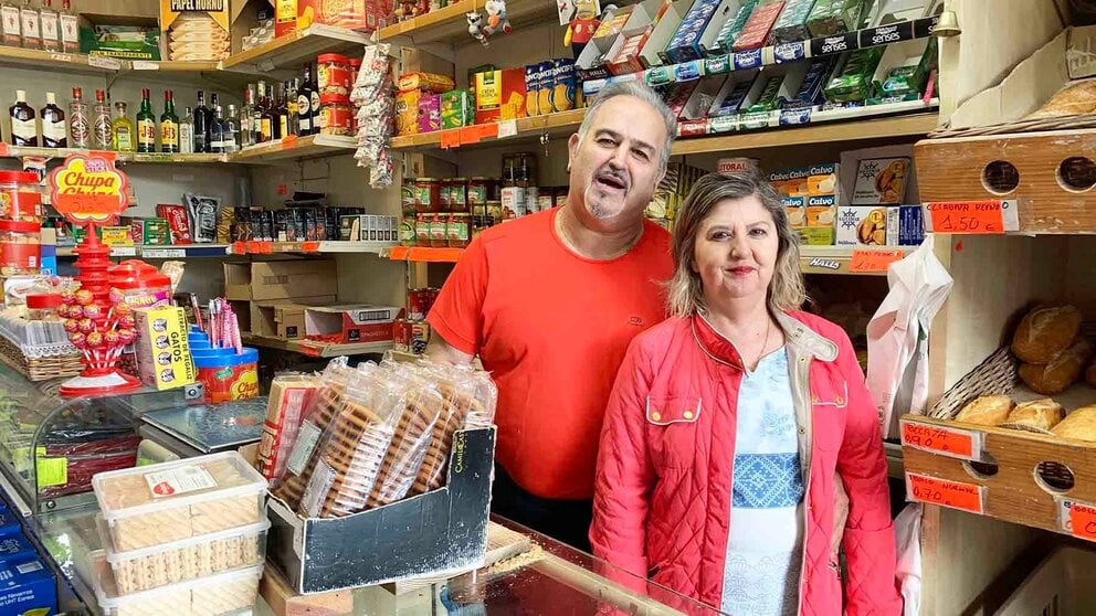 Miguel Martín y su esposa Gema en la panadería Gema de Pamplona. Navarra.com