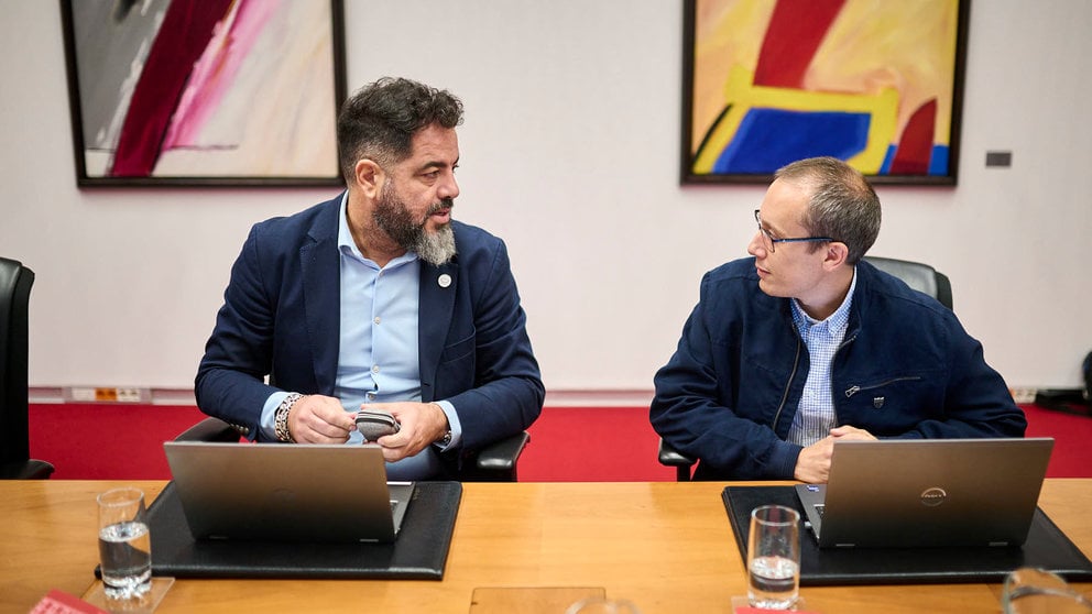 Ramón Alzórriz del PSN habla con Mikel Zabaleta de EH Bildu minutos antes de comenzar la Mesa y Junta de Portavoces del Parlamento. PABLO LASAOSA