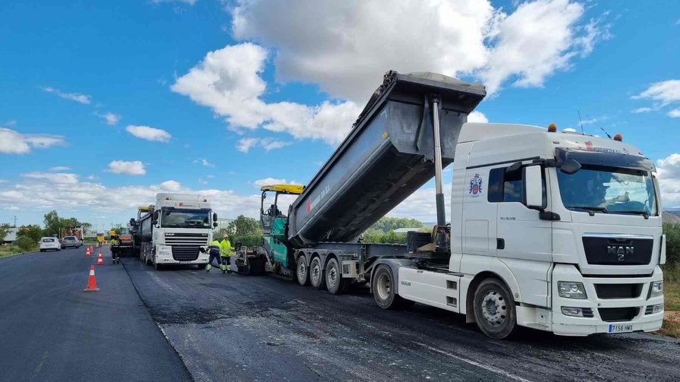 Un camión haciendo labores de reasfaltado en una carretera de Navarra. GOBIERNO DE NAVARRA