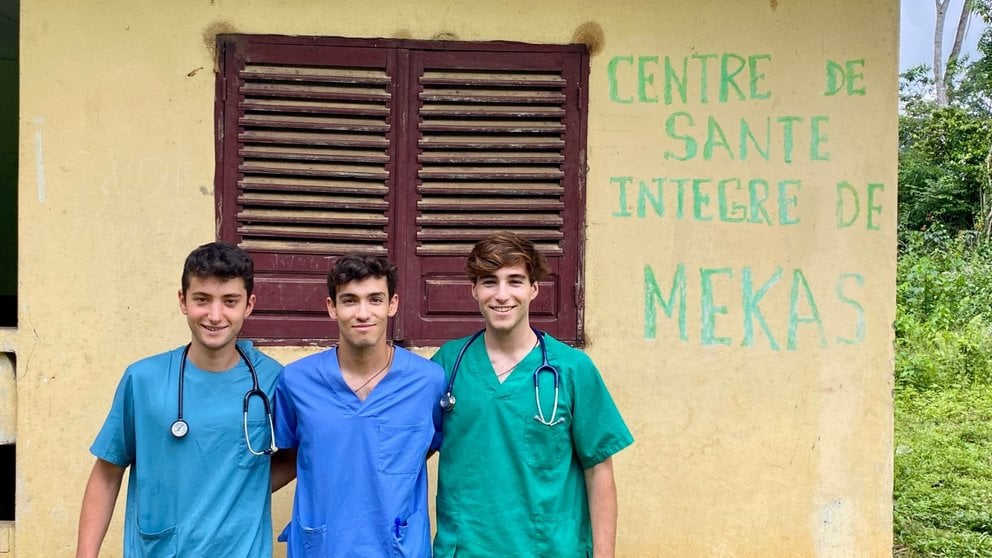 De izquierda a derecha, Ignacio Zúñiga, Juan Uranga y Sergi Carulla, durante su voluntariado en Camerún. CEDIDA