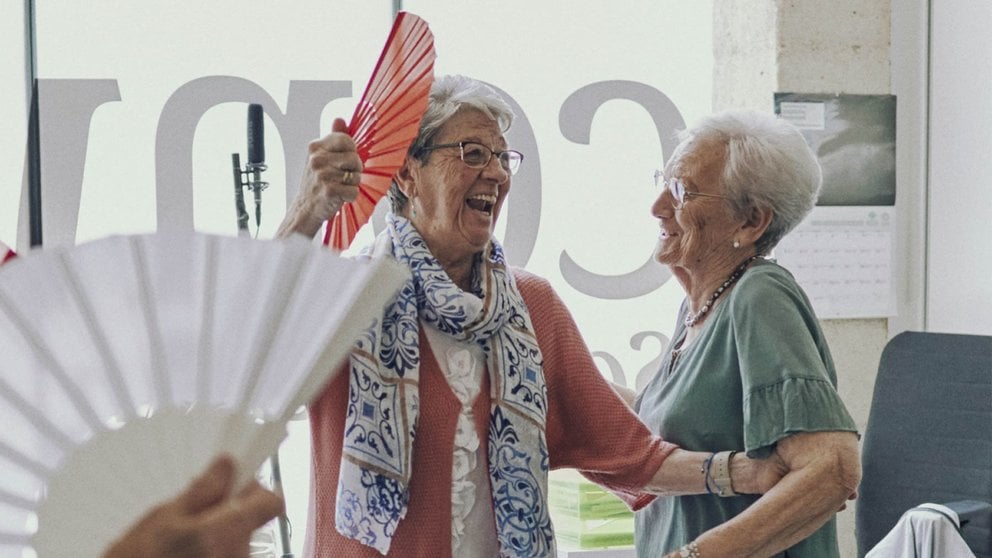 Gracias a las actividades del programa Siempre Acompañados las personas mayores se mantienen activas y hacen amistades. Xavi Menós y Aarón León. Fundación la Caixa