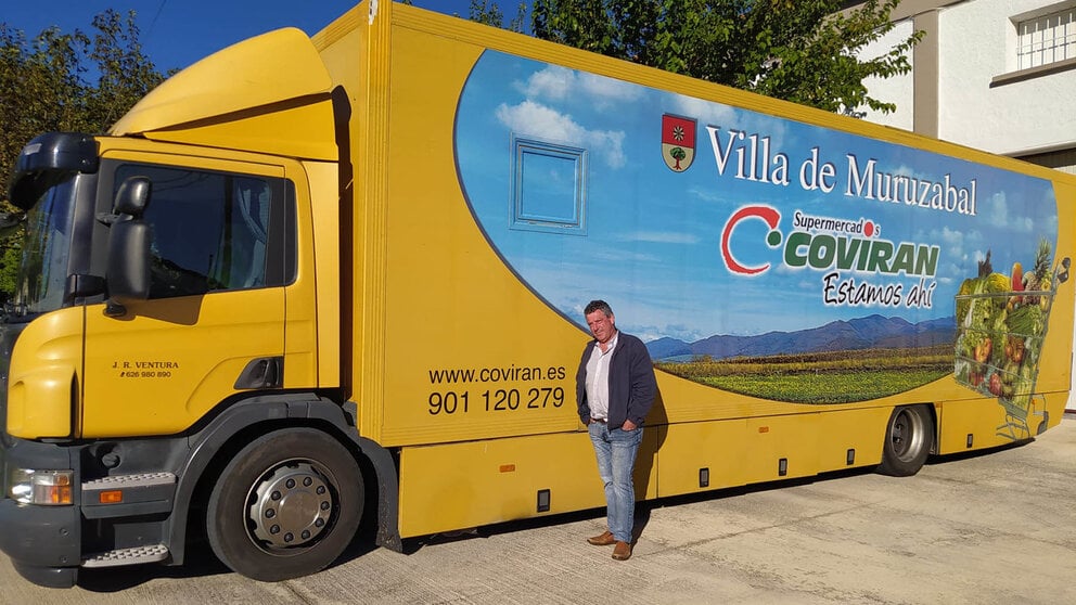 José Ramón Ventura Azparren, en Murruzábal, delante del camión supermercado con el que recorre los pueblos. NAVARRA.COM