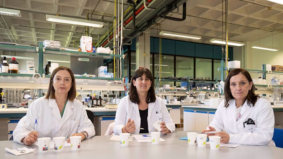 Las investigadoras Débora Villaño Valencia, María Teresa Murillo Arbizu y Kizkitza Insausti Barrenechea, en el laboratorio - UPNA