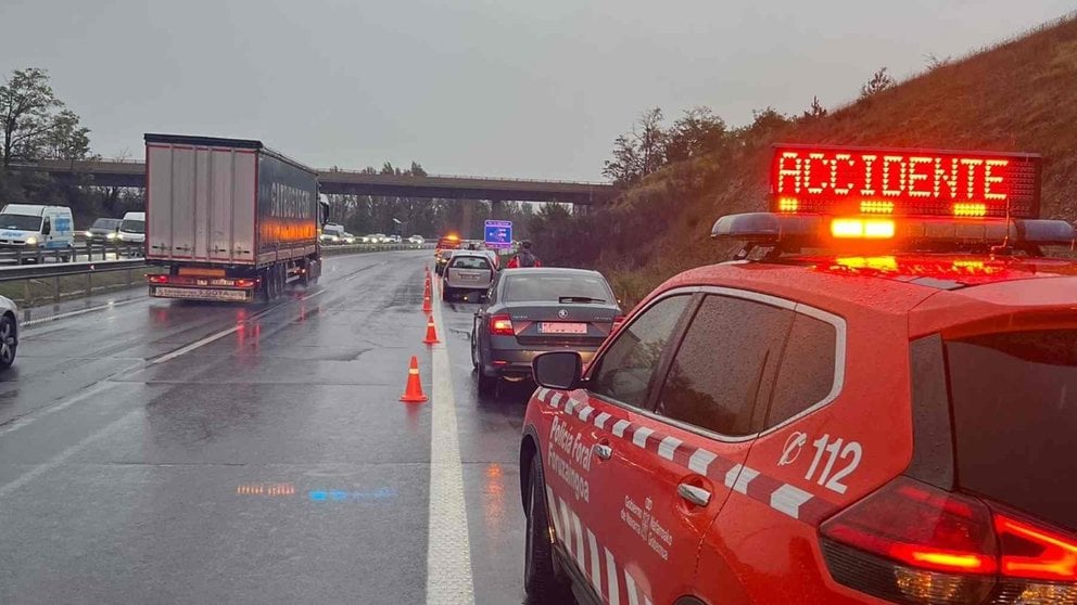 Lugar del accidente que está ocasionando retenciones en la Comarca de Pamplona. POLICÏA FORAL