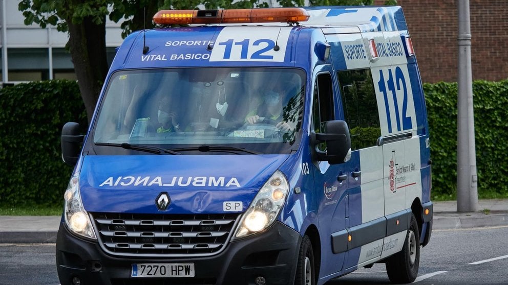 Una ambulancia circulando por las calles de Pamplona. Eduardo Sanz /Europa Press