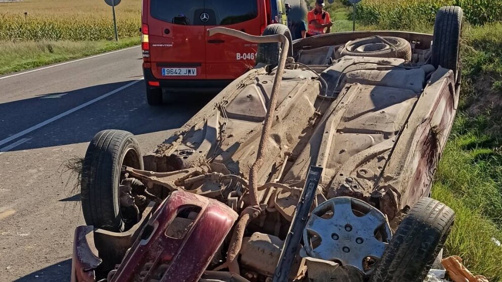 El coche dio varias vueltas de campana antes de acabar en la cuneta. BOMBEROS DE NAVARRA