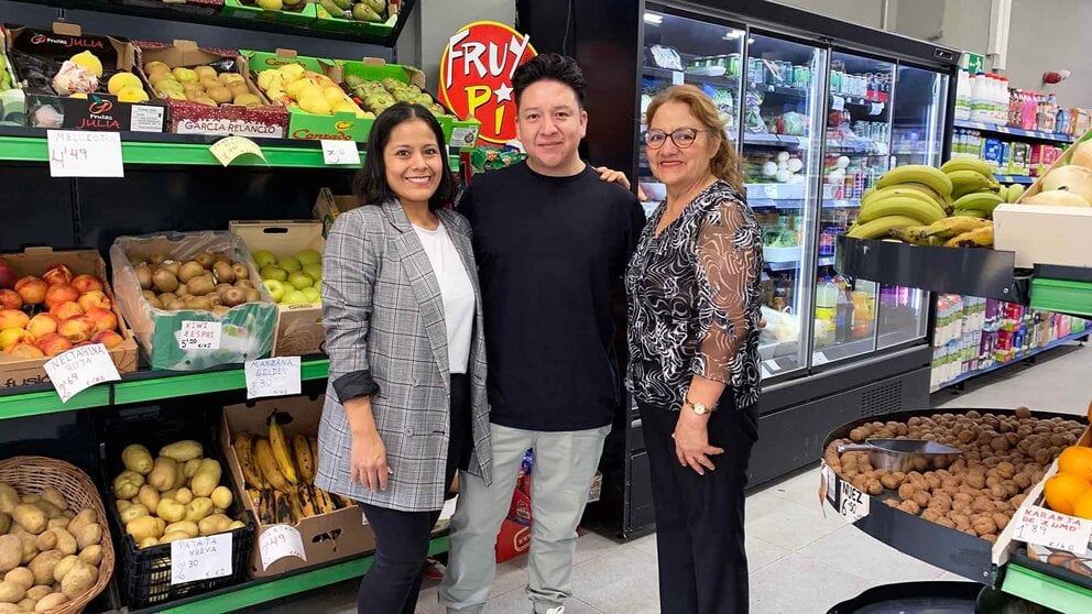 Miriam Mejía, Cristian Yaulema y Elba Rocío en el supermercado Unide de Pamplona. Navarra.com