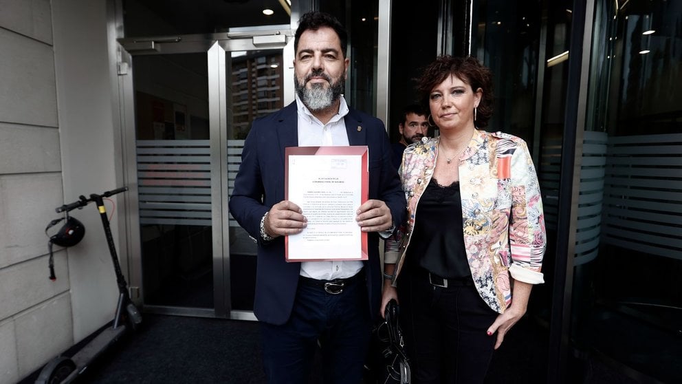 El portavoz parlamentario del PSN, Ramón Alzórriz, acompañado por otros miembros del partido, ha registrado en la Fiscalía una denuncia contra Vox por un presunto delito de odio derivado de la moción parlamentaria de esta formación política contra la inmigración. La moción, cuya admisión a trámite fue rechazada por la Mesa del Parlamento de Navarra, pedía al Gobierno foral rechazar la política de puertas abiertas a la inmigración ilegal y acusaba a los inmigrantes de "apuñalamientos, machetazos, así como un mayor número de ataques violentos y agresiones sexuales". Tras registrar el escrito, Alzórriz ha explicado a los medios de comunicación ante la Audiencia Provincial que su denuncia se basa en el artículo 510 del Código Penal, sobre la comisión delitos de odio. EFE/ Jesus Diges