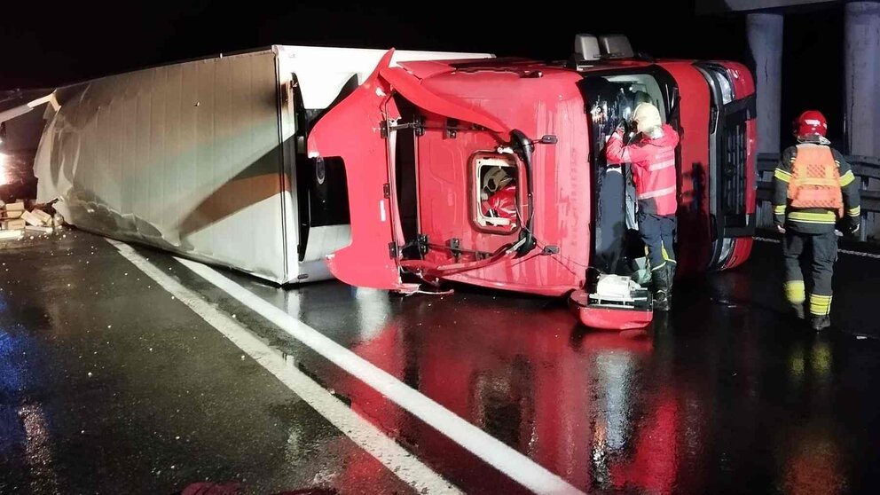 Bomberos de Navarra ayudan al camionero a salir del camión en el que había quedado atrapado. BOMBEROS DE NAVARRA