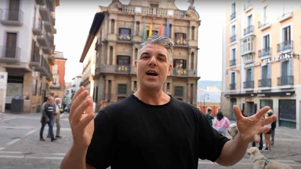 El youtuber e influencer gastronómico Juan José Dalmau en la plaza del Ayuntamiento de Pamplona. YOUTUBE / JDalmau