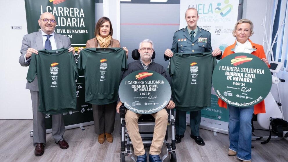 Javier Bretos, miembro de la Asociación Navarra de Enfermos de ELA (ANELA) junto con el Alcalde de la Cendea de Cizur, la Delegada del Gobierno en Navarra, el Coronel Jefe de la Guardia Civil de Navarra y la representante del Concejo de Cizur Menor. GUARDIA CIVIL