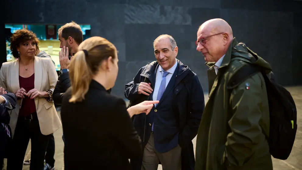 El consejero de Cohesi&oacute;n Territorial, Oscar Chivite y el consejero de Educaci&oacute;n, Carlos Gimeno minutos antes del comienzo del pleno del Parlamento. PABLO LASAOSA
