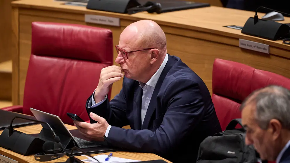 El consejero de Educación, Carlos Gimeno, durante el pleno del Parlamento. PABLO LASOASA