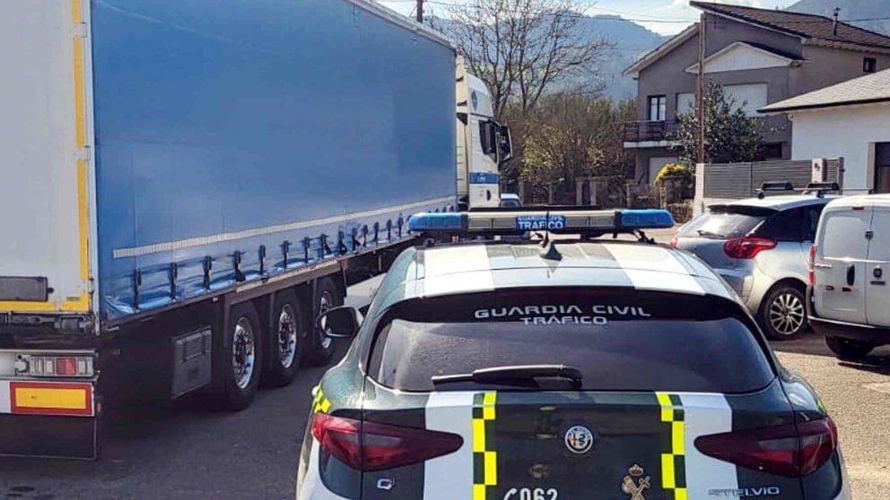 Un camión inmovilizado por la Guardia Civil. ARCHIVO/EUROPA PRESS