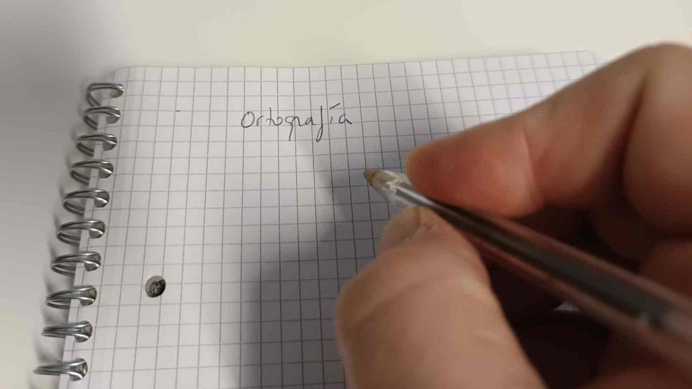 Escribiendo con papel y bolígrafo. NAVARRA.COM