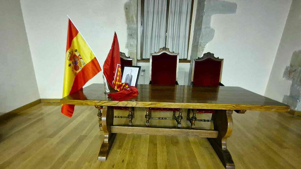 La bandera de España y una de Navarra no oficial metidas en un vaso en el salón de plenos de Echarri Aranaz. UPN