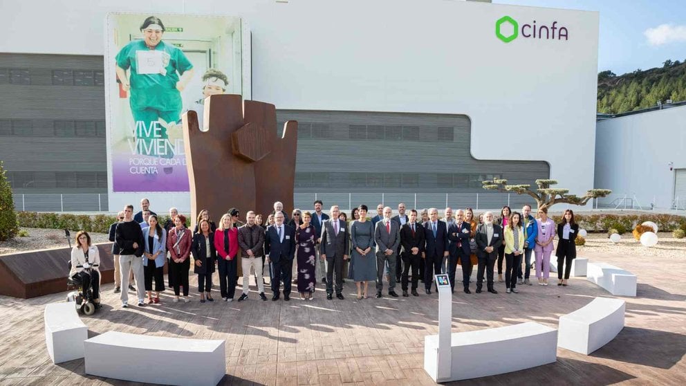 Foto de familia Inauguración Nave Neo Cinfa. CINFA